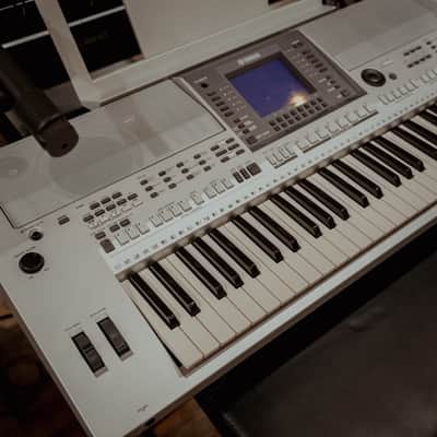 Yamaha PSR-S700 Keyboard Arranger Workstation w/Bag image 3