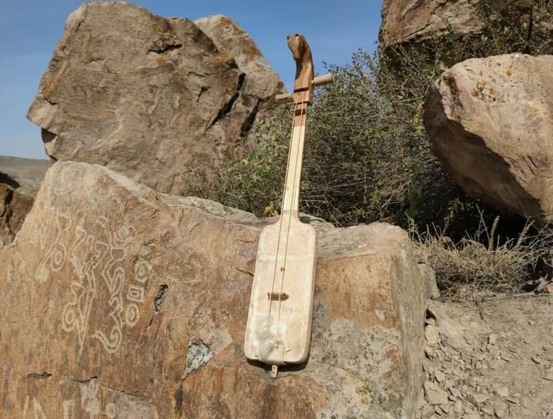 igil (bowed musical instrument) image 1