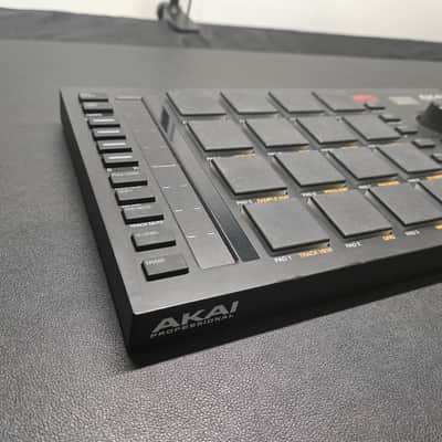 Akai MPC Studio Music Production Controller 2021 - Present - Black image 3