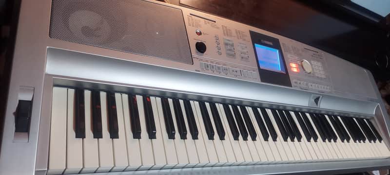 Yamaha Portable Grand DGX-305 76 key digital piano - Silver | Reverb