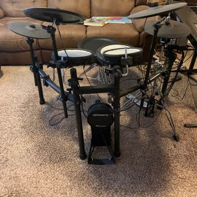 Roland TD-07KVX V-Drum Kit with Mesh Pads. Including dw 7000 bass pedal, de saddle throne seat and h
