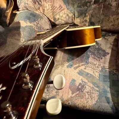 Harmony H1310 Brilliant Cutaway - Sunburst - Archtop image 9