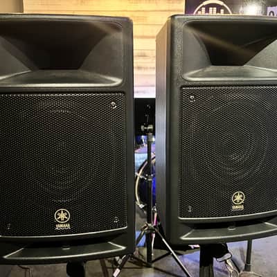 Yamaha STAGEPAS 300 Portable PA System, Powered Mixer and Pair of