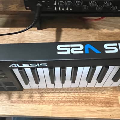 Alesis V25 25-key USB MIDI Controller with Beat Pads 2017 - 2022 - Black image 3