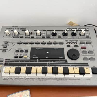 Roland MC-303 Groovebox — Classic 90s Sequencer & Drum Machine