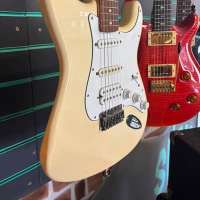 Fender Standard Stratocaster 2001 Electric Guitar image 5