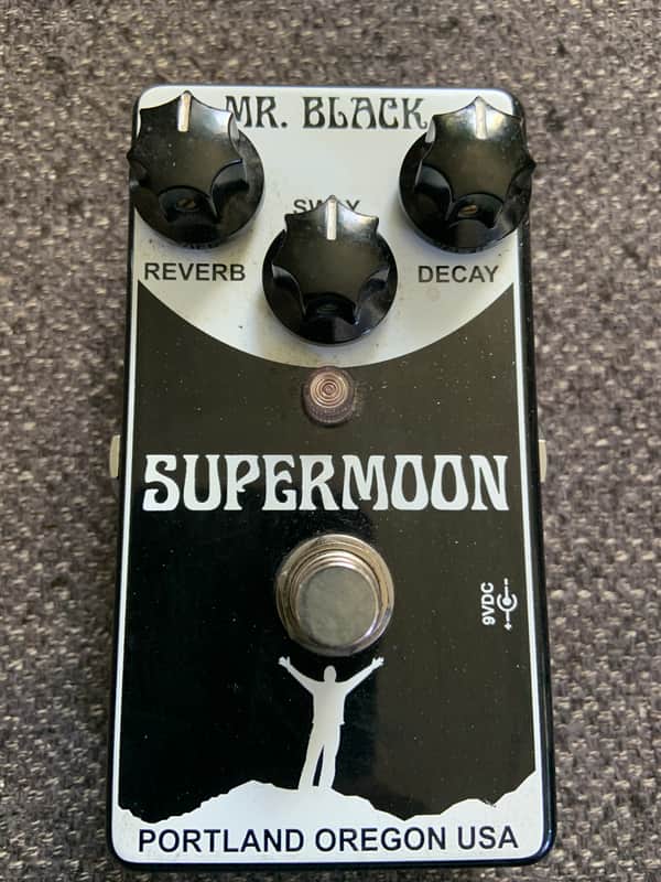 Mr. Black Supermoon 2010s - Black/white image 1