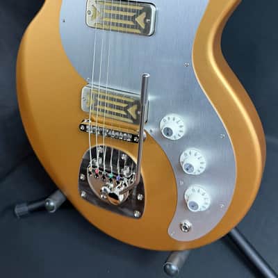 Eastman Fullertone Offset '62 Electric Guitar Metallic Gold Finish w/ Gig Bag image 4