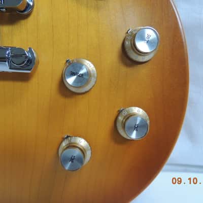 2011 Gibson 60's Tribute Les Paul Studio Electric Guitar (P90 Pick ups) w/ gig bag. Honeyburst image 17