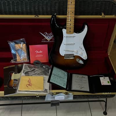 Fender 1954 Stratocaster*fine example of the discontinued 70th Anniversary LIMITED EDITION*USA Custom Shop*fantastic 1-Piece Maple Neck*wide-fade nitro sunburst*sounds/plays/looks great*a top investment & a perfect vintage collectible*weight=only 3.5kg Bild 2