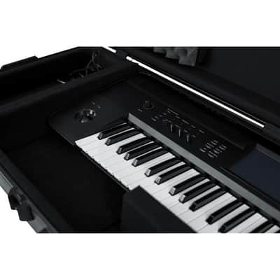 Gator TSA Series ATA Molded Polyethylene Keyboard Case w/ Wheels for 76-note Keyboards GTSA-KEY76 image 6