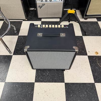 Fender Rumble 40 V3 40-Watt 1x10" Bass Combo 2015 - Present - Black image 2