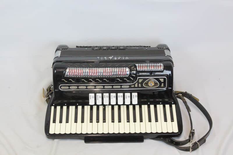 Victoria 41/120 7/4 Accordian image 1