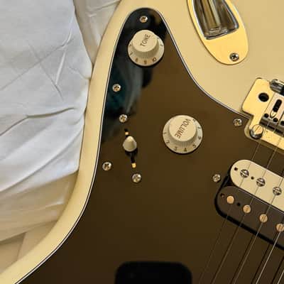 Fender "Squier Series" Standard Stratocaster with Maple Fretboard 1992 - 1996 - Arctic White image 10
