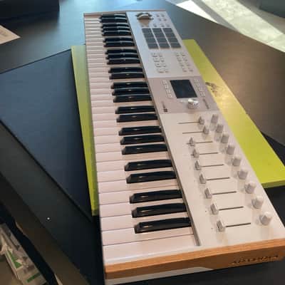 Arturia KeyLab 61 MkIII MIDI Controller 2024 - Present - White image 1
