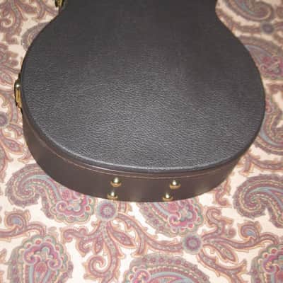 new open box very near A+ genuine Taylor Grand Auditorium Deluxe Brown Hardshell Case (5201-55) textured dark brown vinyl over 3-ply wooden structure, Foam padding covered w/ red plush crushed velvet lining, brass plated latches, padded handle image 17