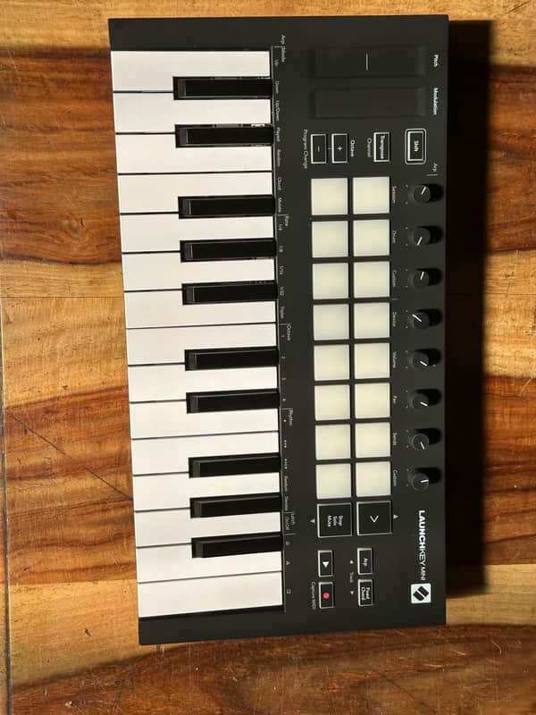 Novation Launchkey Mini MKIII MIDI Keyboard Controller 2019 - Present - Black image 1