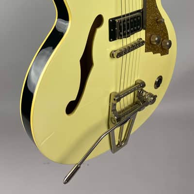 Duesenberg Carl  Carlton  Signature Model! in Cadillac Green , with Tremelo and Original Duesenberg Hardshell Case image 4