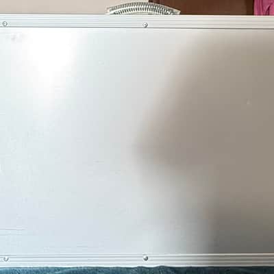 AS NEW Warwick - Buzzard / Stryker - Professional Line - Electric Bass Flight Case (RockCase) 2020's - Aluminum / SIlver image 2