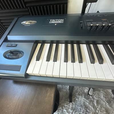 Korg Triton Extreme 88-Key 120-Voice Polyphonic Workstation 2005 - 2009 - Black image 2