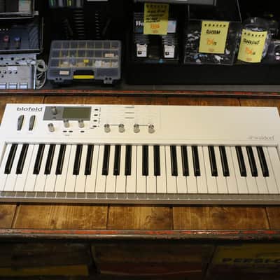 Waldorf Blofeld Keyboard 49-Key Synthesizer 2009 - Present - White image 2