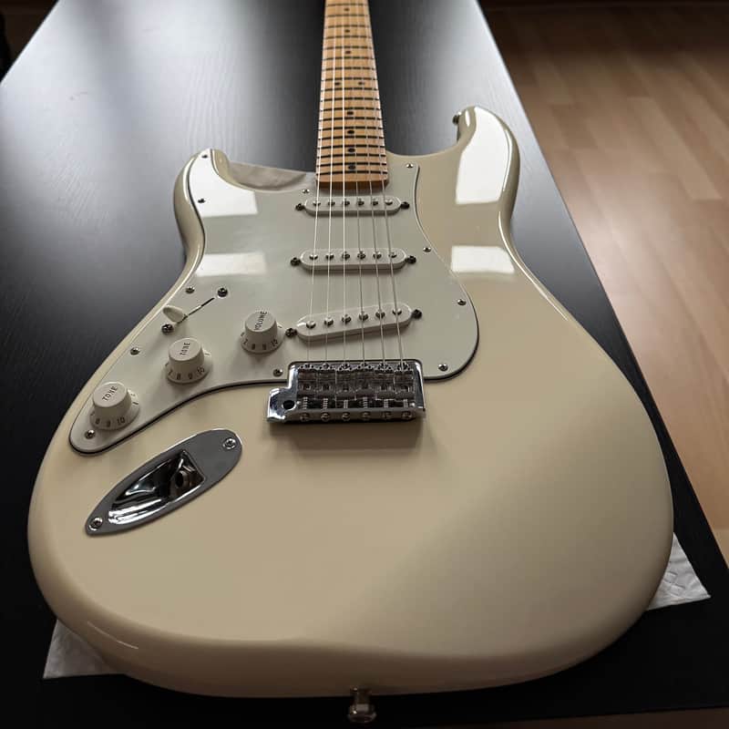Fender Standard Stratocaster Lefthand Left-Handel LH Linkshänder Maple Fretboard 2006 - 2017 - Arctic White