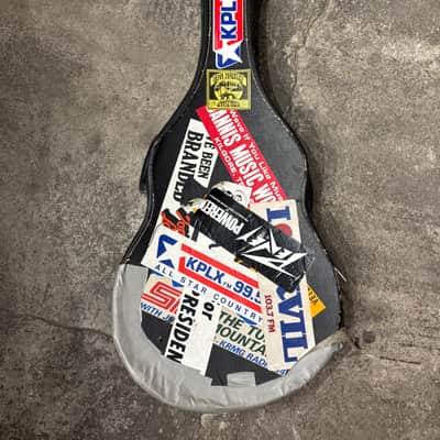 Vintage Cool chipboard case for a small steel or nylon string guitar image 3