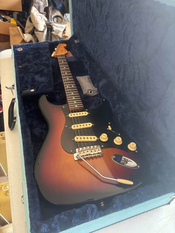 Fender Stevie Ray Vaughan Stratocaster with Pau Ferro Fretboard 2010 - Present - 3-Color Sunburst