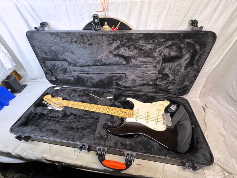 Fender American Standard Stratocaster Guitar with Case 2012 - Black / Maple neck