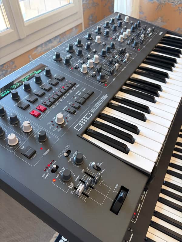 UDO DMNO 8-Voice Polyphonic Binaural Analog-Hybrid Synthesizer Black image 1