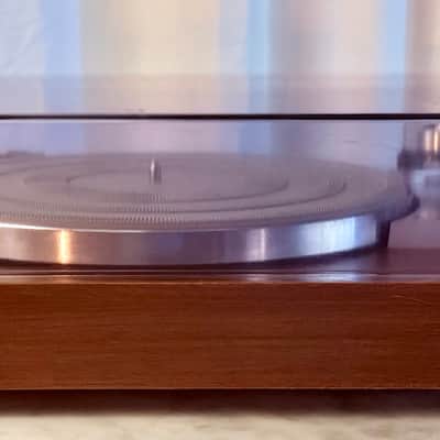 ✨✨ Yamaha YP-211 Vintage Belt-Drive Turntable – Woodgrain Plinth, S-Shaped Tonearm, Smoked Dust Cover, Tested – BVA image 4