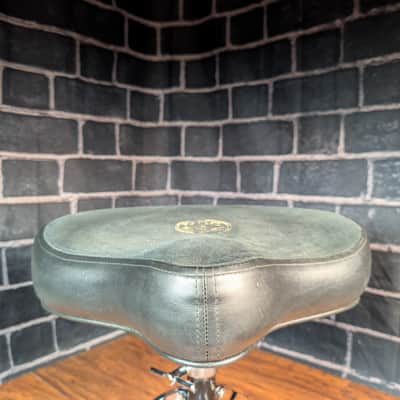 Roc‑N‑Soc Manual Spindle Drum Throne – Ergonomic Saddle Comfort • Smooth Height Adjustment • Rock‑Solid Stability • Player‑Grade Condition image 4