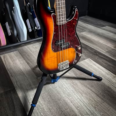 Squier Classic Vibe 60's Precision Bass - 3-Tone Sunburst image 3