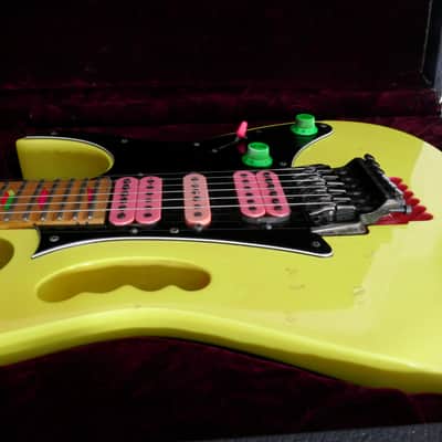 Ibanez JEM777DY Desert Yellow – 1988 First Generation Steve Vai Signature – Disappearing Pyramid Inlays – Original Pink Logo Ibanez Case image 9