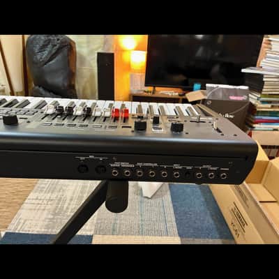 Yamaha YC61 61-Key Stage Keyboard 2018 - Present - Black image 4