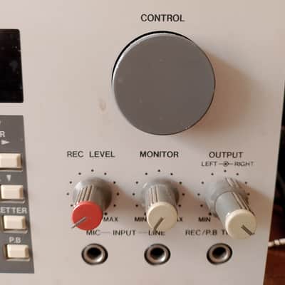 Akai S900 MIDI Digital Sampler 1986 - White image 2