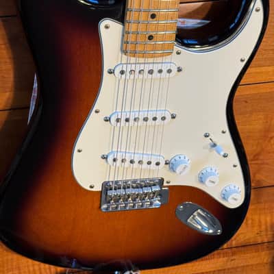Fender Limited Edition 60th Anniversary American Special Stratocaster 2014 - Sunburst - Maple Fretboard image 3