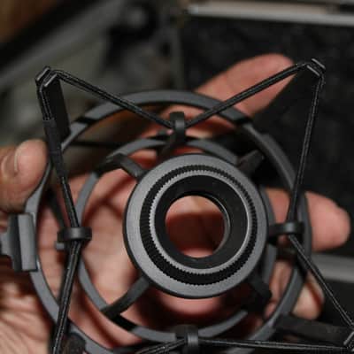 AKG Perception 220 Studio Condenser Mic with Mount and Case image 9