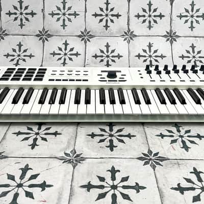 Arturia KeyLab 61 MkIII MIDI Controller image 5