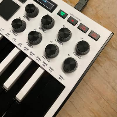 Akai MPK Mini MKII 25-Key MIDI Controller 2014 - Present - White with Black Keys Very Clean image 5