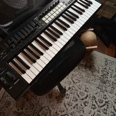 Novation Launchkey 49 MKI MIDI Keyboard Controller 2013 - 2015 - Black image 1