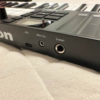 Novation Launchkey Mini 25 MKIV MIDI Keyboard Controller 2024 - Present - Black image 5