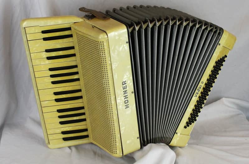 7885 - Buttercream Hohner Verdi II Piano Accordion MM 34 80 image 1