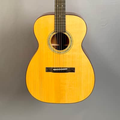 Martin Custom Shop 14-Fret 00 'Deep Body' Adirondack & Koa image 2
