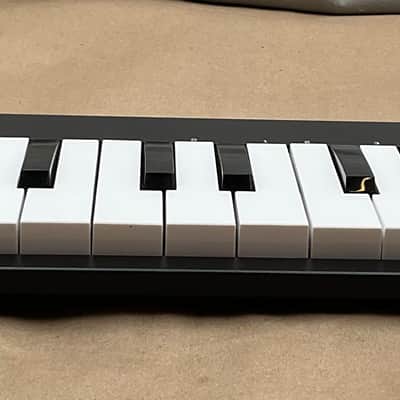 Alesis Qmini Compact 32-Key USB-MIDI Controller 2021 - Black image 2