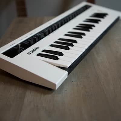 Yamaha Reface CS Mobile Analog Synthesizer with Effects