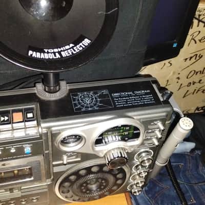 Toshiba  Rt-2800 tape cassette recorder 3 band radio with parabolic dish and original microphone late 70s early 80s image 2