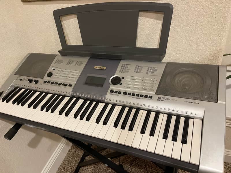 Yamaha PSR I425 2010 Keyboard with stand image 1