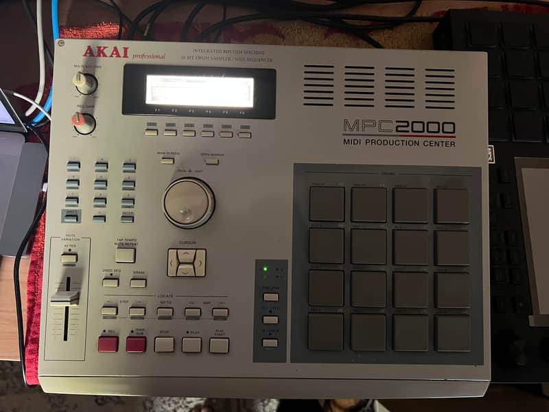 Akai MPC2000 MIDI Production Center 1997 - 2001 - Grey image 1