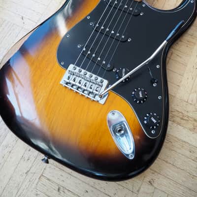 Fender Road Worn Player Stratocaster 2011 - 2012 - 2-Tone Sunburst image 5